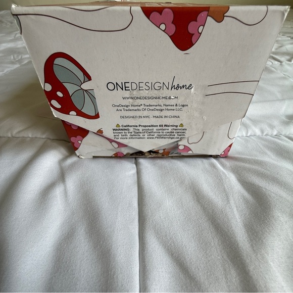 A+J by Aida & Jade Acrylic Floating Wall Shelves –Mushroom Design (Set of 2) NWT - Picture 7 of 8